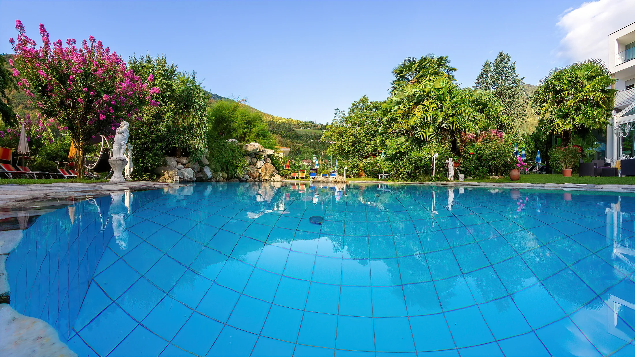 Piscina e giardino di un hotel in Alto Adige al tramonto